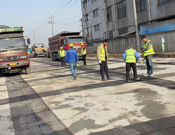 泾源老材料的新故事：玻璃纤维土工格栅如何在‘白改黑’浪潮中重获新生？