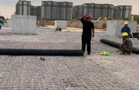 泾源土工格栅铺设前地基要怎么处理？